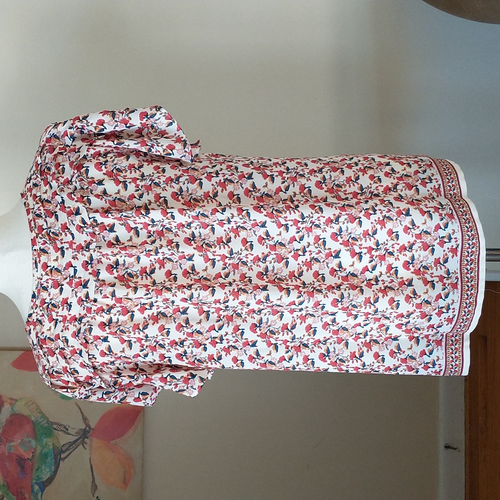 Max Studio short flutter sleeve v-neck blouse red cream blue floral  size M - Picture 5 of 7